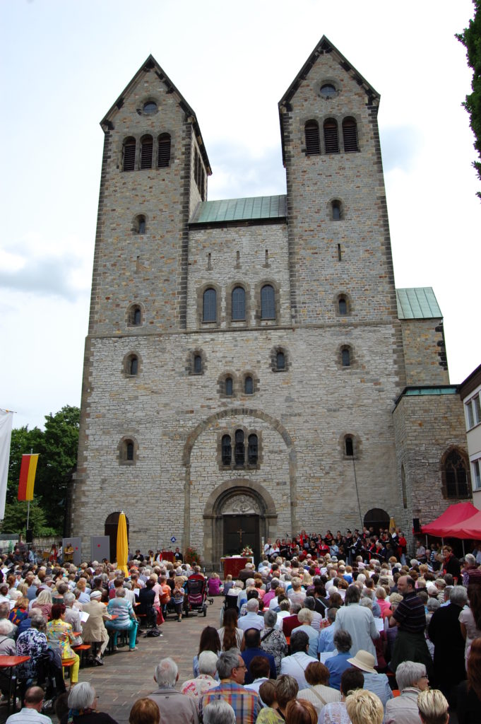 Ökumenischer Pfingstgottesdienst vor der Abdinghofkirche